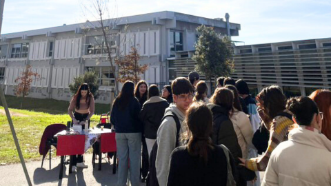 Cua de persones esperant a la cua de la parada de la xocolatada